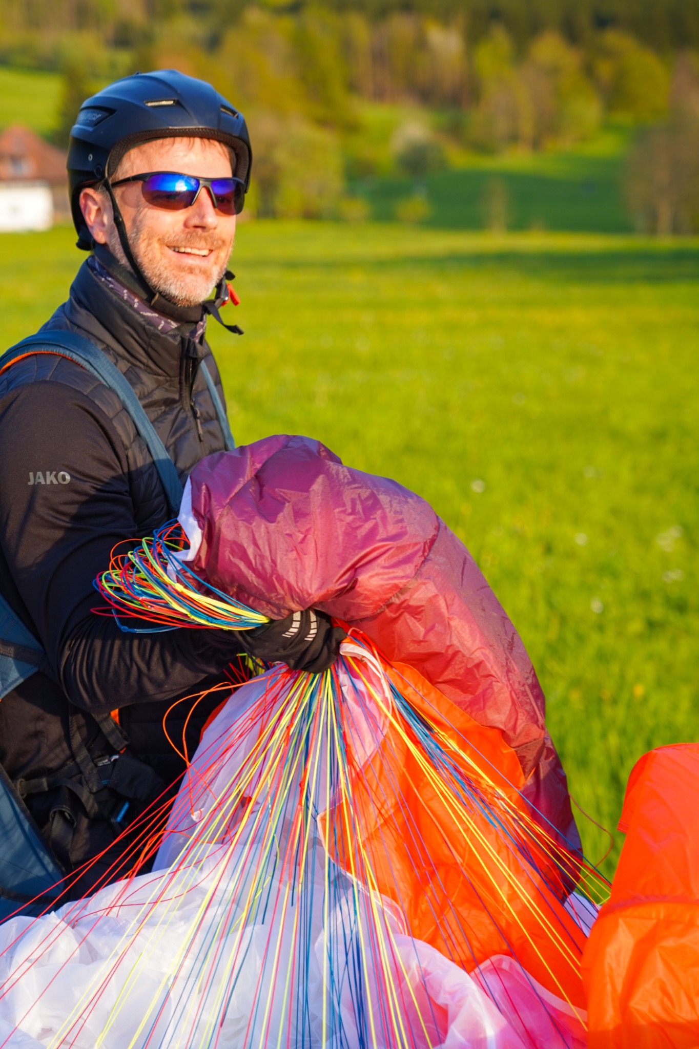 Sven Rademacher mit Gleitschirmausrüstung